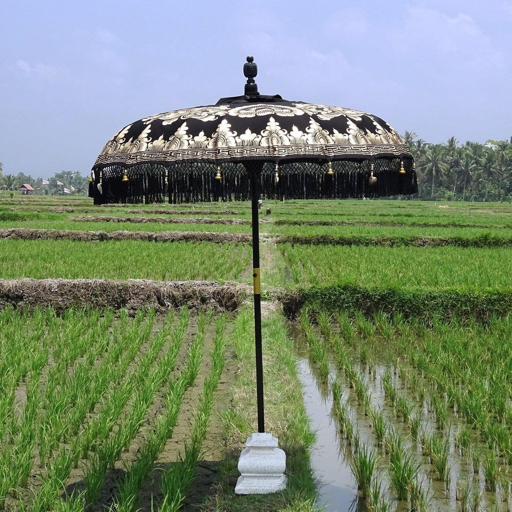 Detailed gold artwork on the Carl Parasol’s black canvas, blending elegance and craftsmanship.